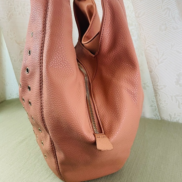 be be Woman's Hobo Bag Peach Color 3 Compartment. SEND ME A REASONABLE OFFER… - Picture 8 of 16